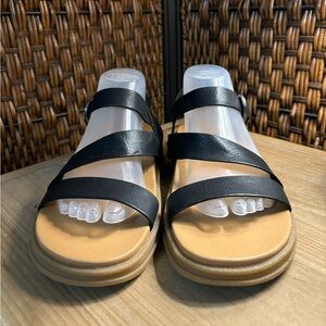NWOB Earth Footwear
Women's Lainey Flat Sandal Black Size 10M